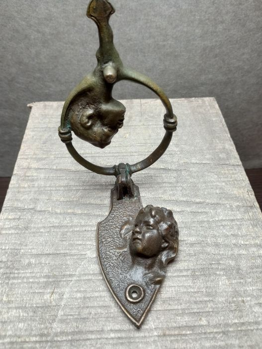 Piękna kołatka do drzwi - Pocałunek