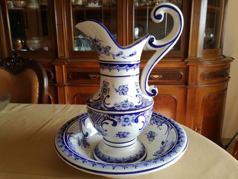 Conjunto de Jarro e Bacia em porcelana de Alcobaça