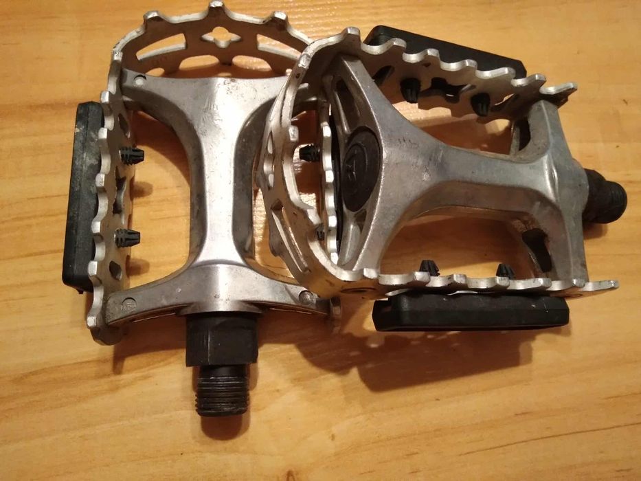 Metalowe pedały rowerowe.