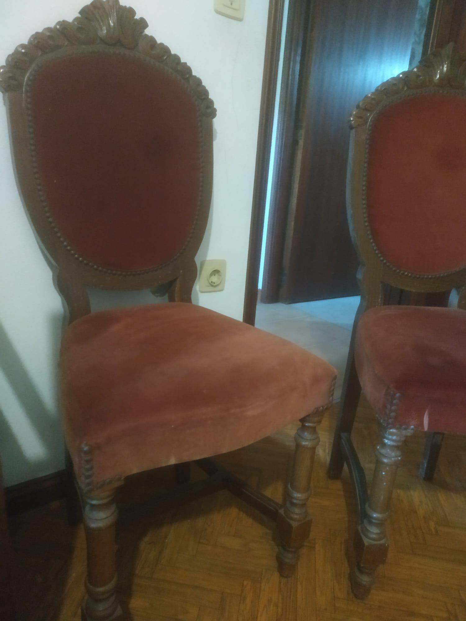 Cadeiras antigas de veludo
