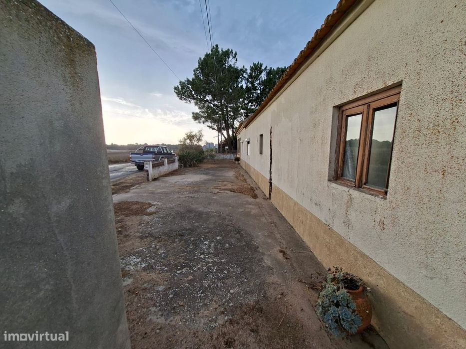 Moradia em Foros de Salvaterra para recuperar.