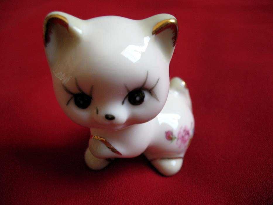 Kot - biały - powabna kicia - figurka porcelana - 6 x 5 x 4 cm