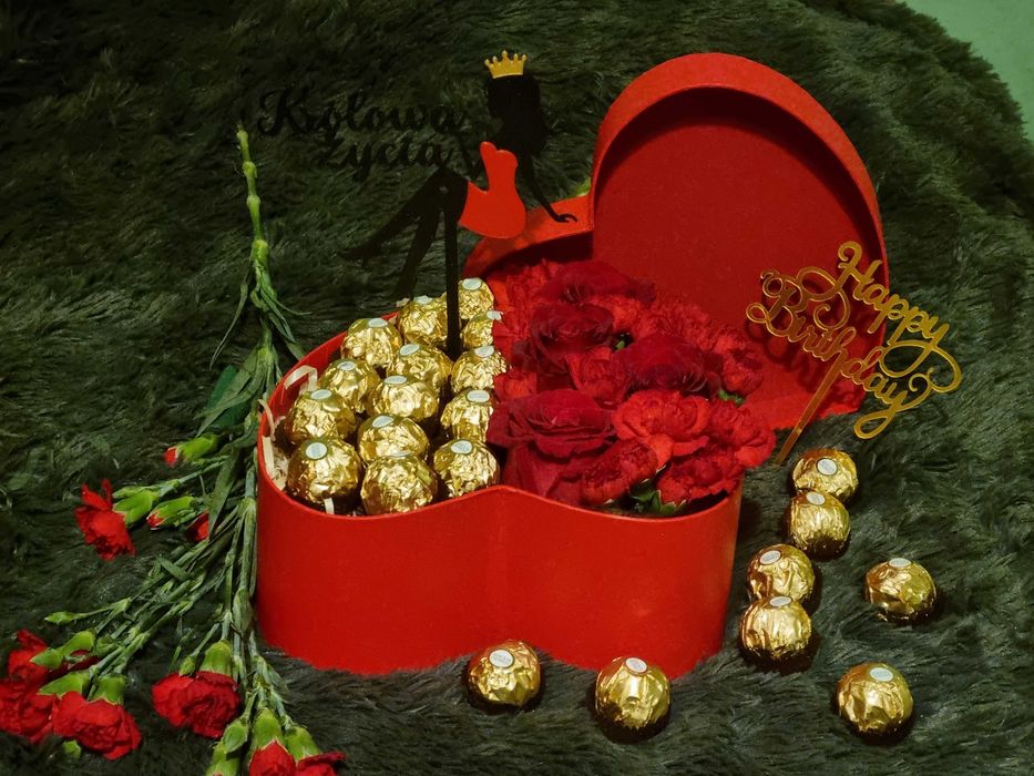 Tort ze slodyczy i kwiatow