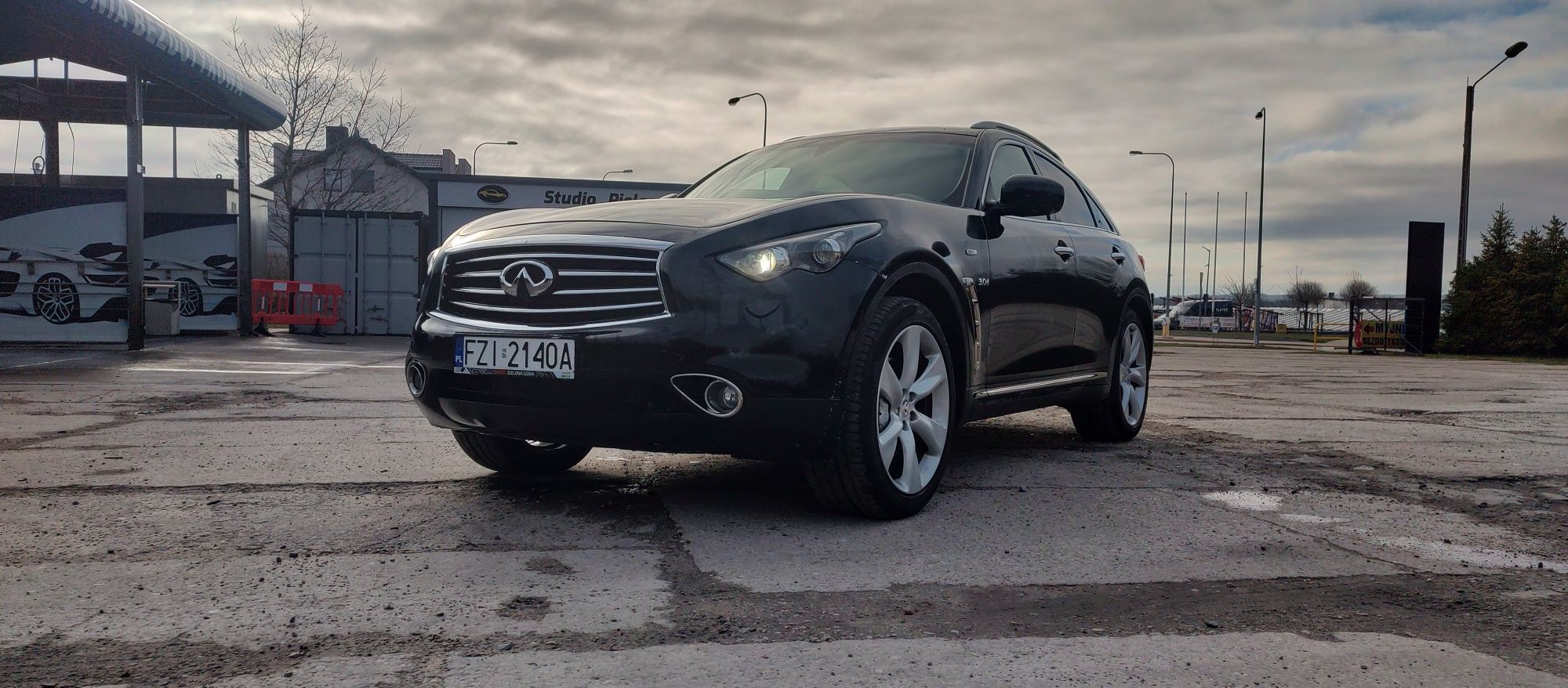 Infiniti QX70s salon Polska