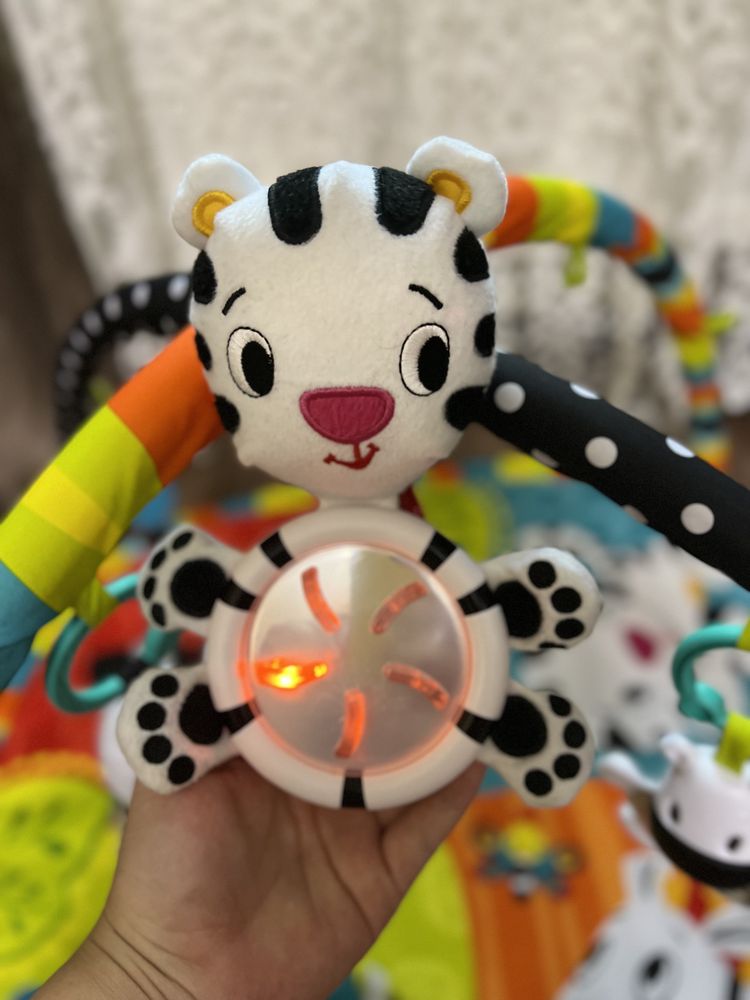 Розвиваючий килимок Bright Starts "Spots & Stripes Safari"