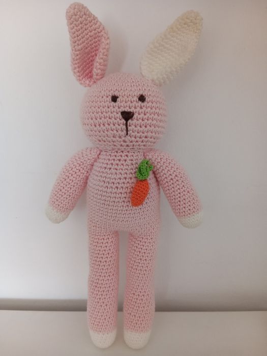 Coelho rosa/branco com cenoura, croché 30cm