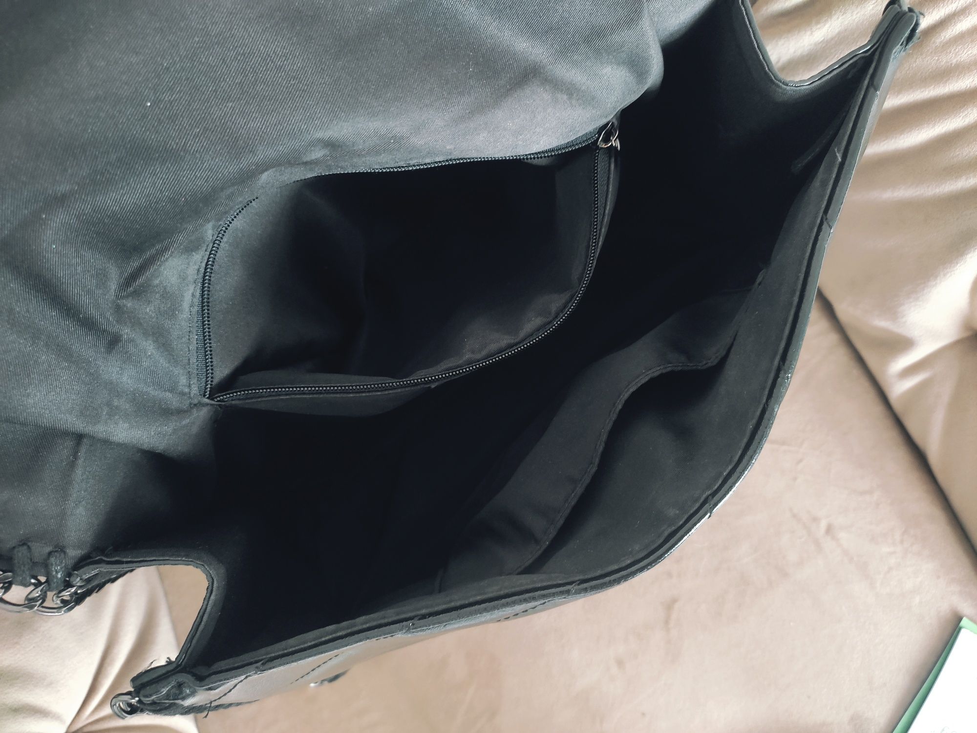 Czarna torebka z łańcuszkiem Reserved