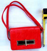 Ярко-красная женская сумочка в отличном состоянии