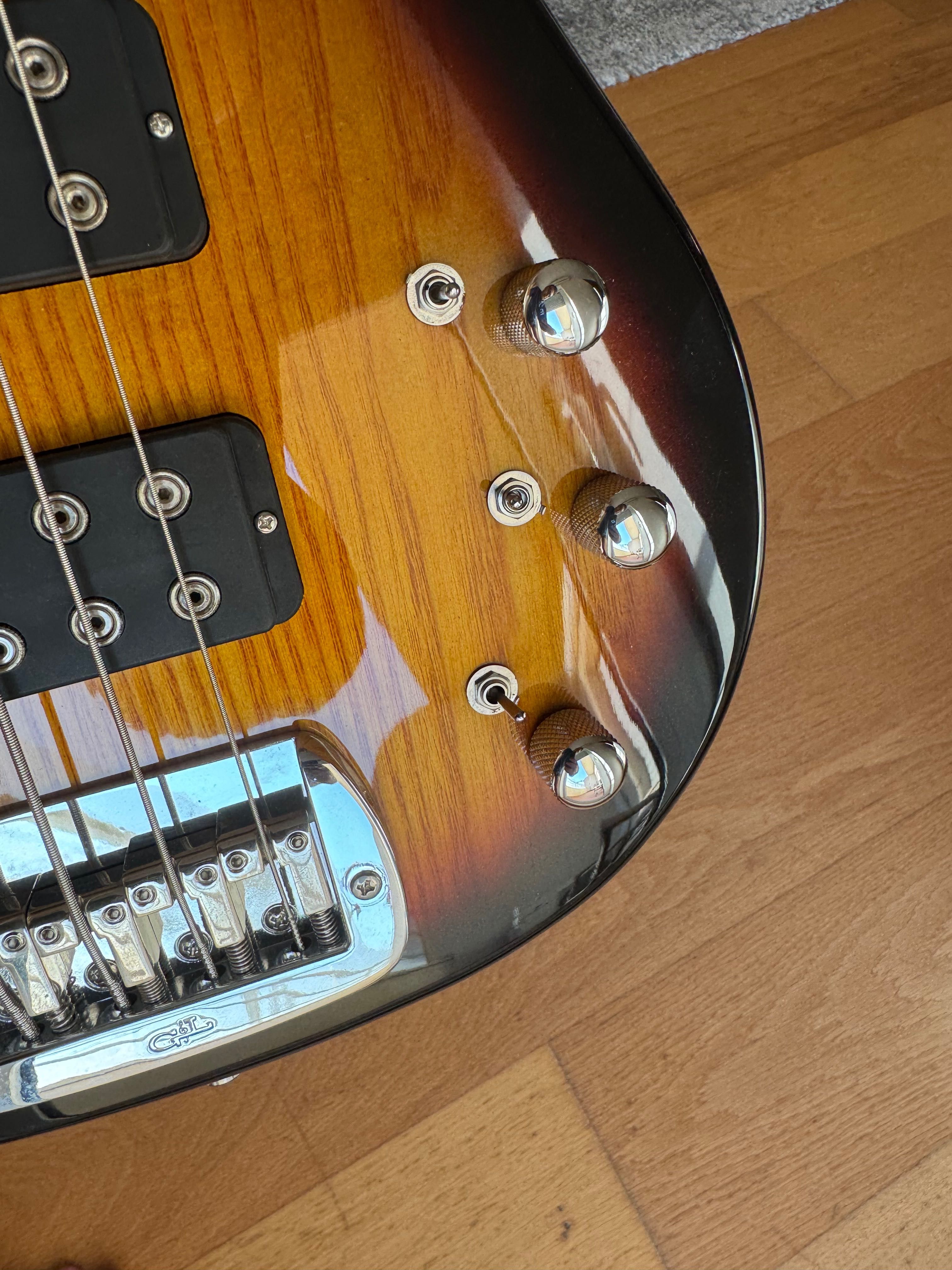 Baixo G&L L-2000 Tribute Series - Cor 3-Tone Sunburst