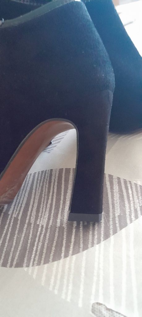 Botas novas em pele de marca