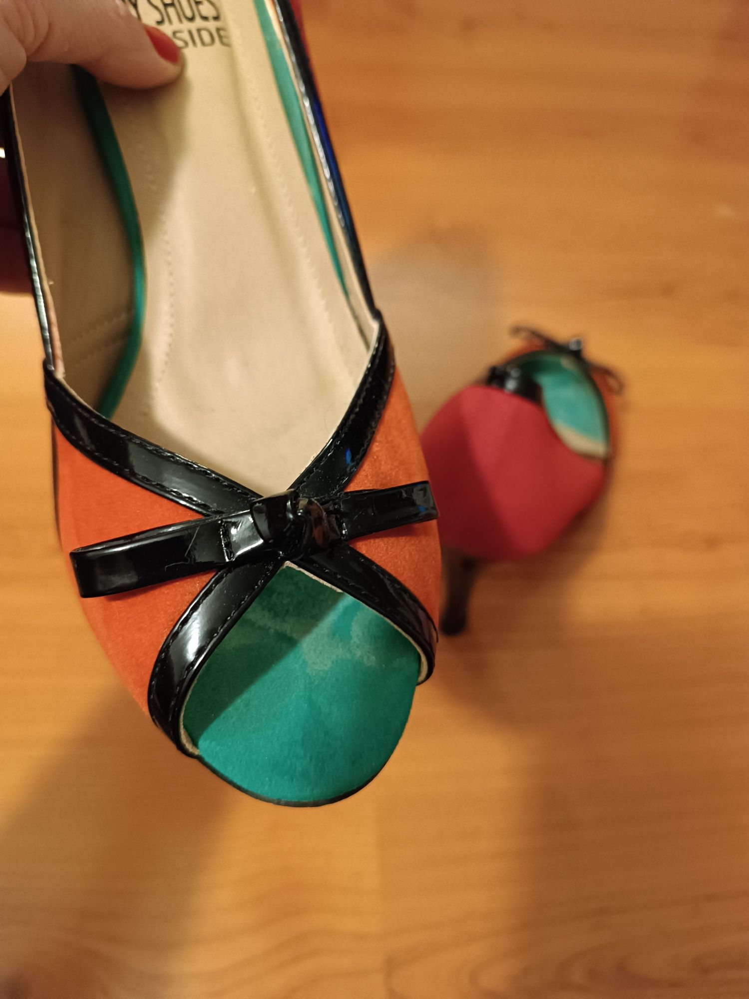 Sapatos altos de camurça coloridos