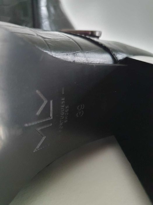 Botim MLV, tamanho 39, cor preto, nunca usados.