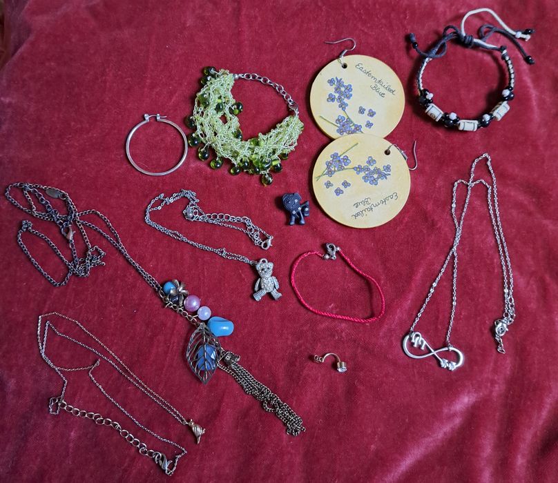 Zestaw biżuterii różnej kolczyki naszyjniki