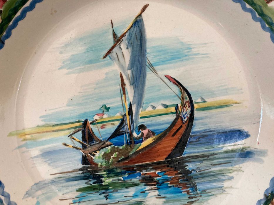 Prato decorativo em cerâmica com moliceiro