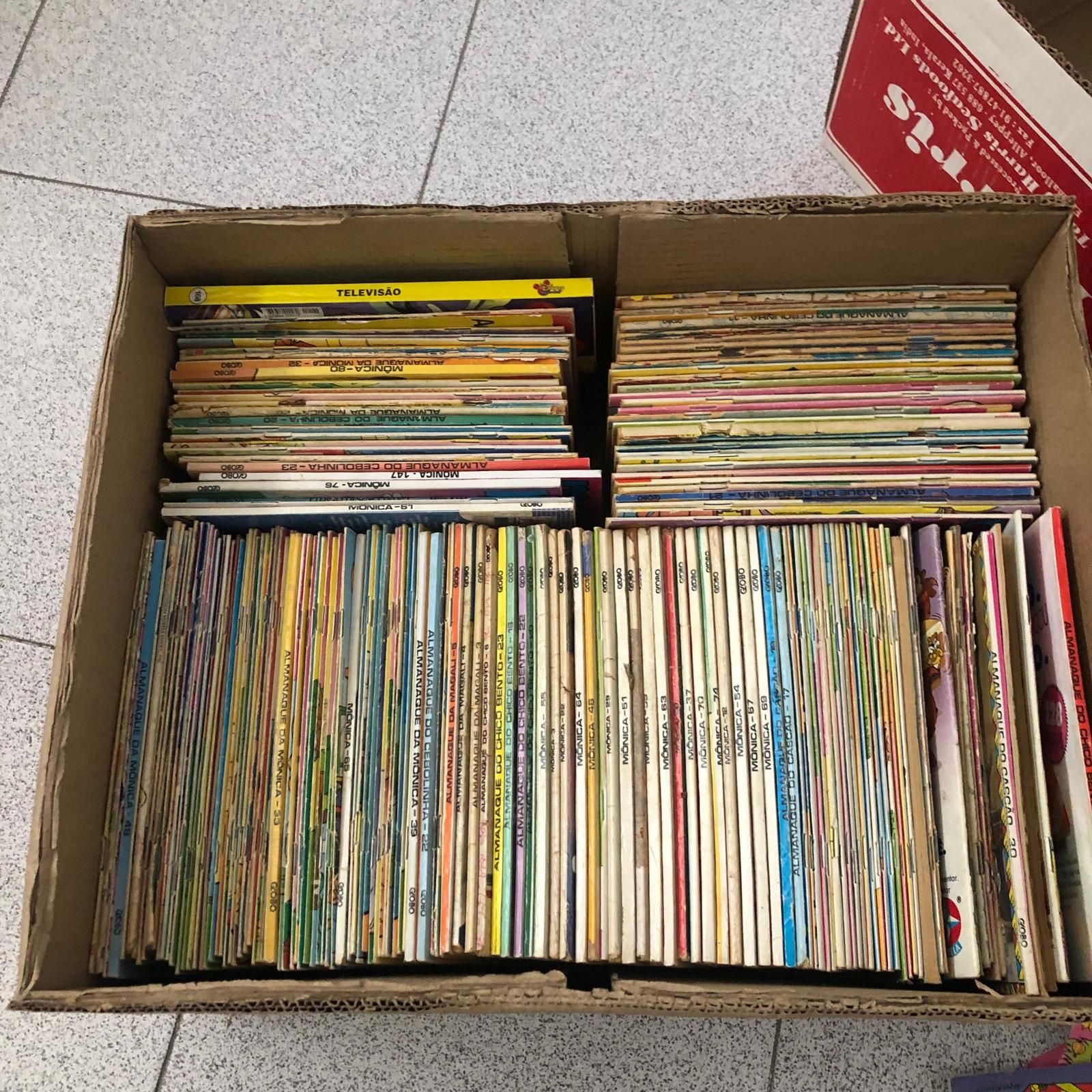 Caixa com vários livros banda de desenhada