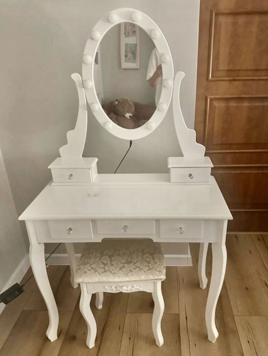 Toaletka z podświetlanym lustrem