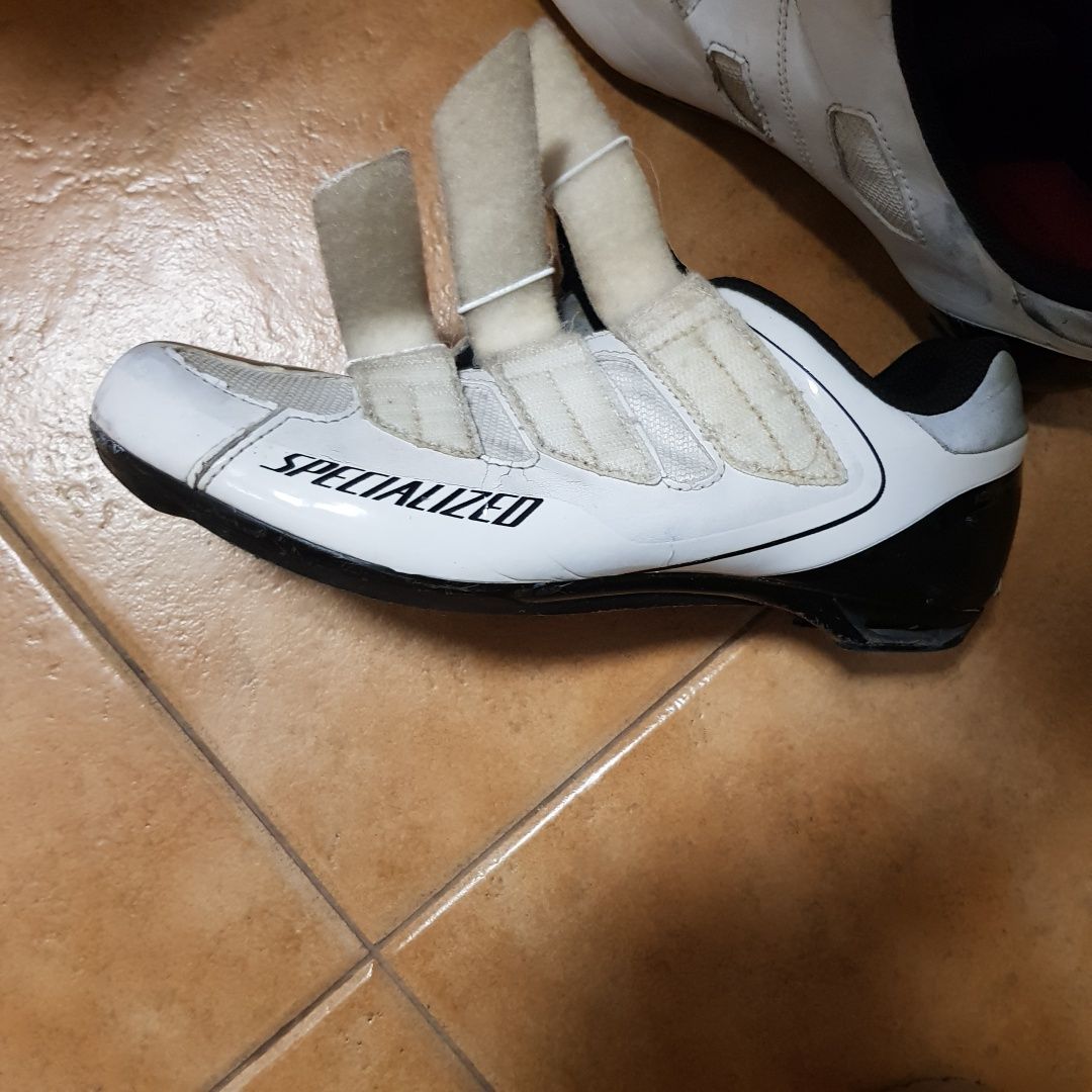 Sapatos brancos specialized