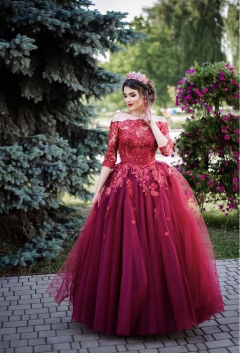 Вишукана вечірня сукня з пишною спідницею та корсетом ручної роботи