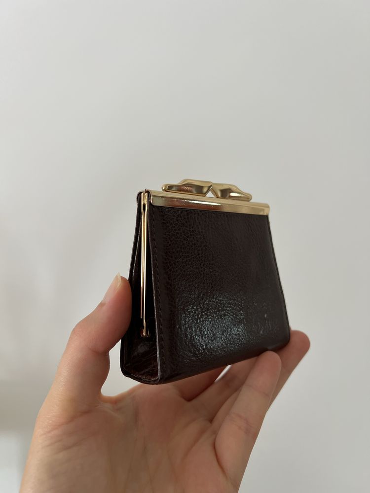 Porta-moedas castanho pequeno em pele