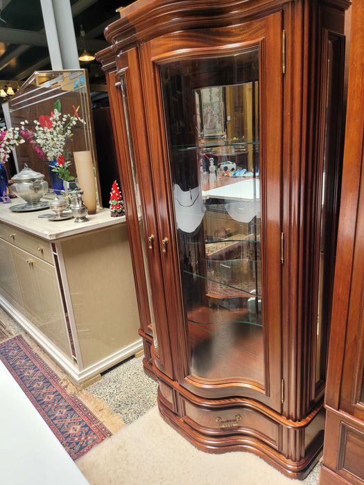 Excelente cristaleira em madeira maciça com prateleiras em vidro e f