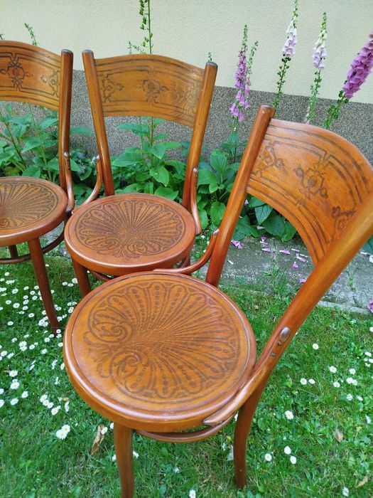 Krzesła Thonet-Mundus