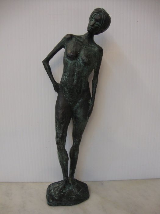 Escultura em bronze assinada