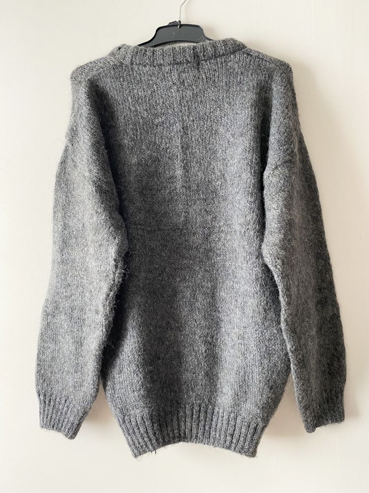 Welniany szary sweter z wzorem vintage