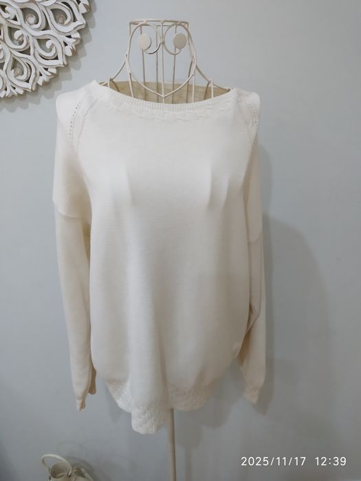 Camisola creme com trabalhado no cós, nas mangas e na gola