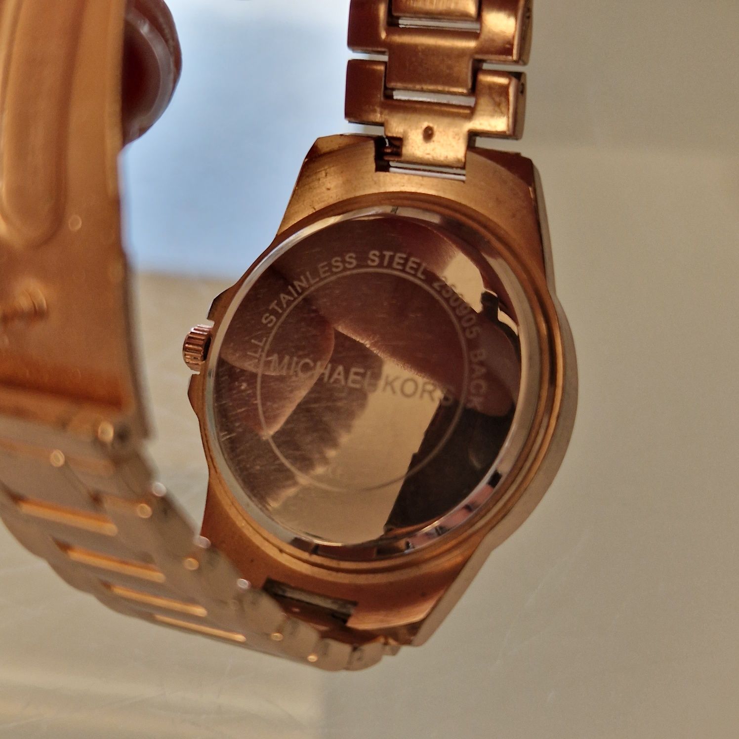 Złoty zegarek na bransolecie