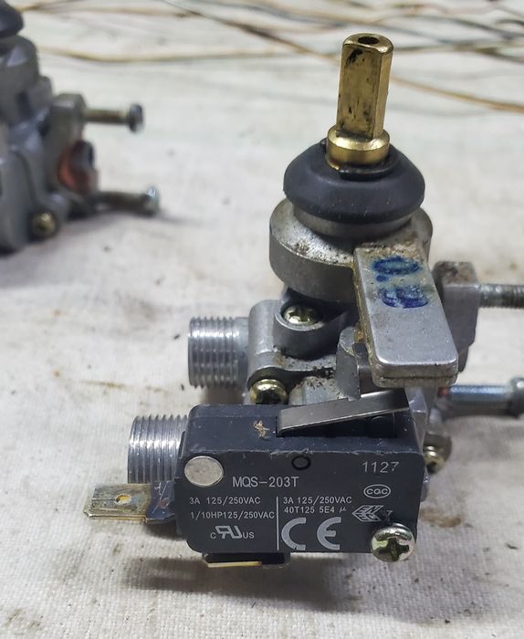 Краники з вмикачем п'єзо запалу з термопарами до газової поверхні