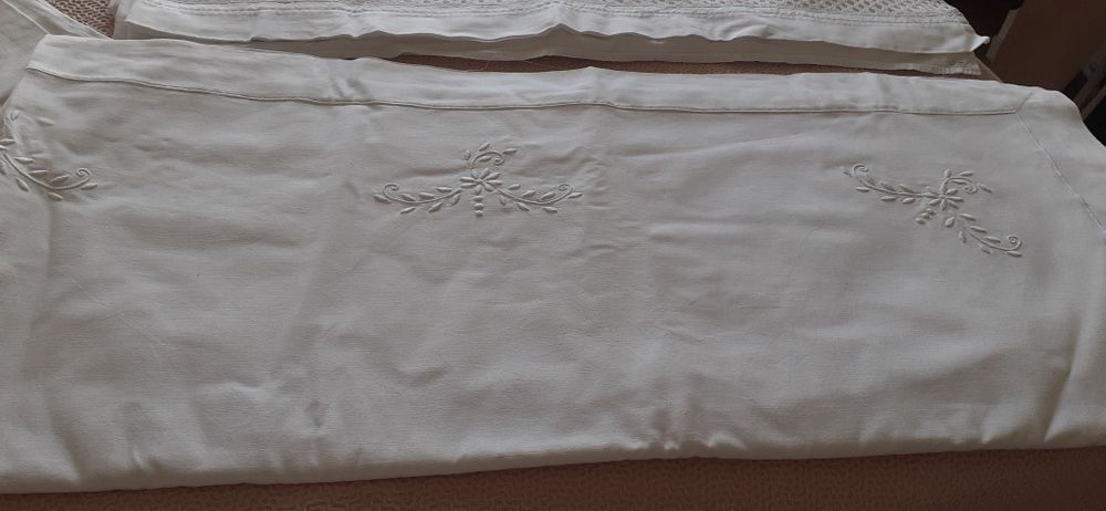 Dois Belos Lençóis Bordados Manuais