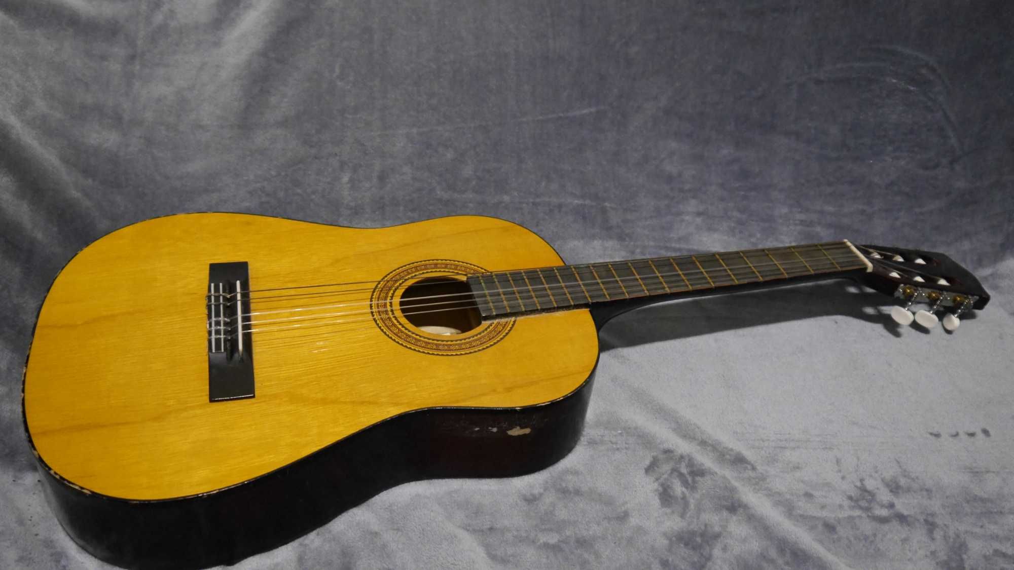 Gitara akustyczna vintage, dobrze przechowywana