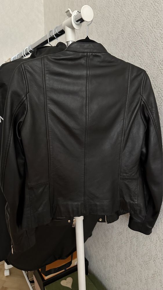 Шкіряна куртка Massimo Dutti XS в наявності