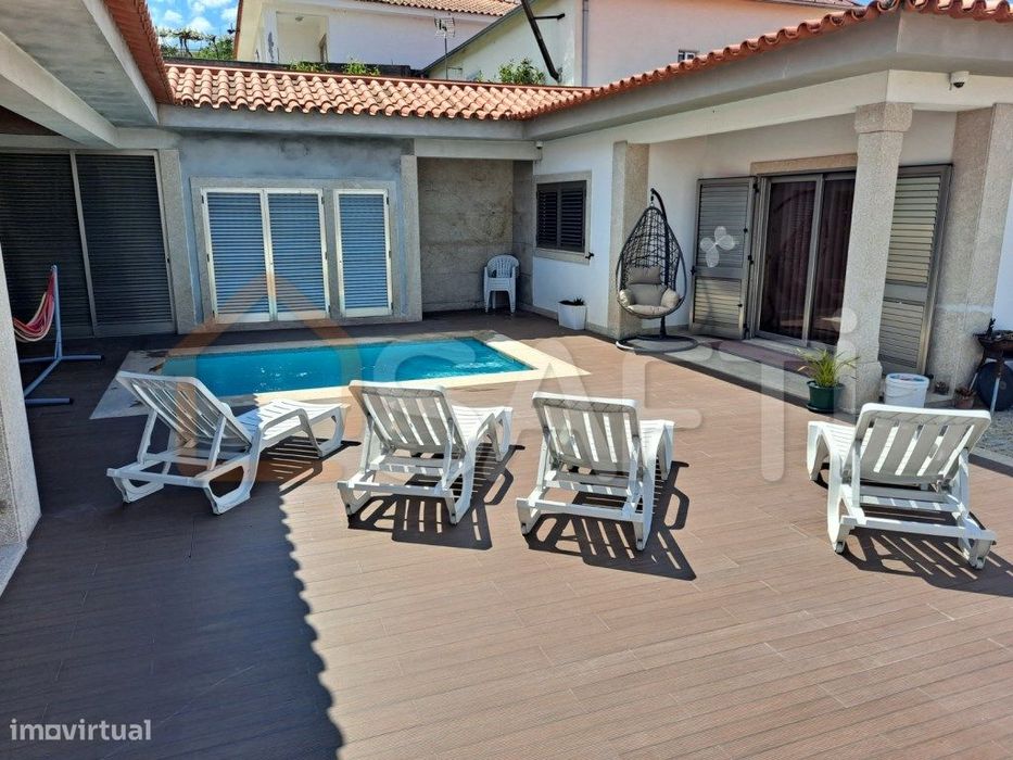 Casa térrea com piscina