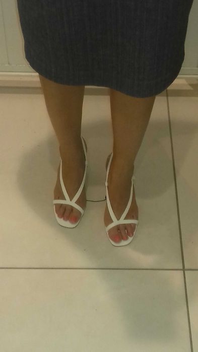 Białe sandały na obcasie