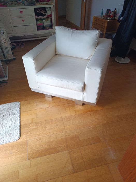 Poltrona em pele sintética — branco casca de ovo, pés em inox escovado