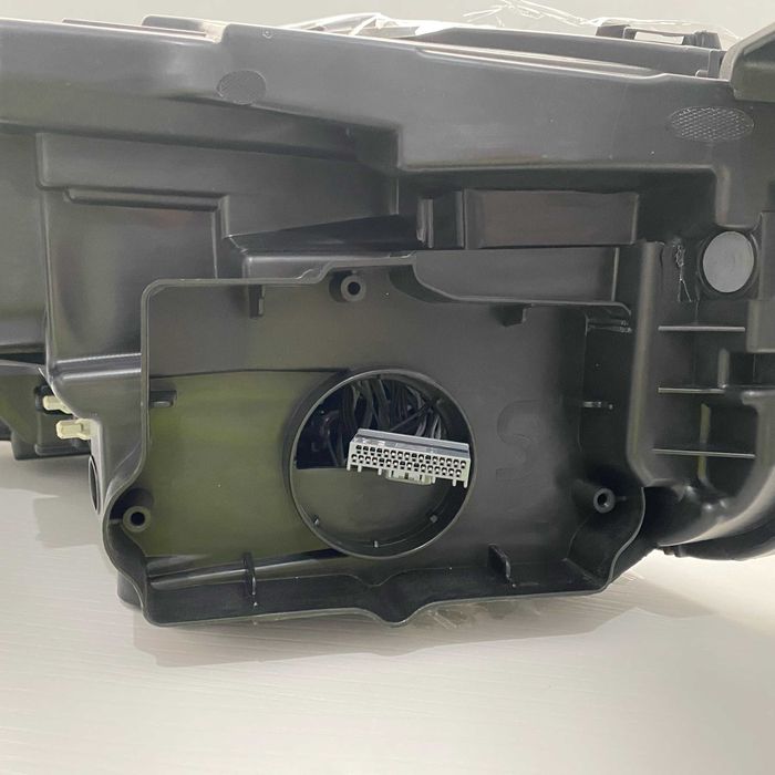 Vendo farol direito e esquerdo para VOLVO XC90 ano 2016 em diante