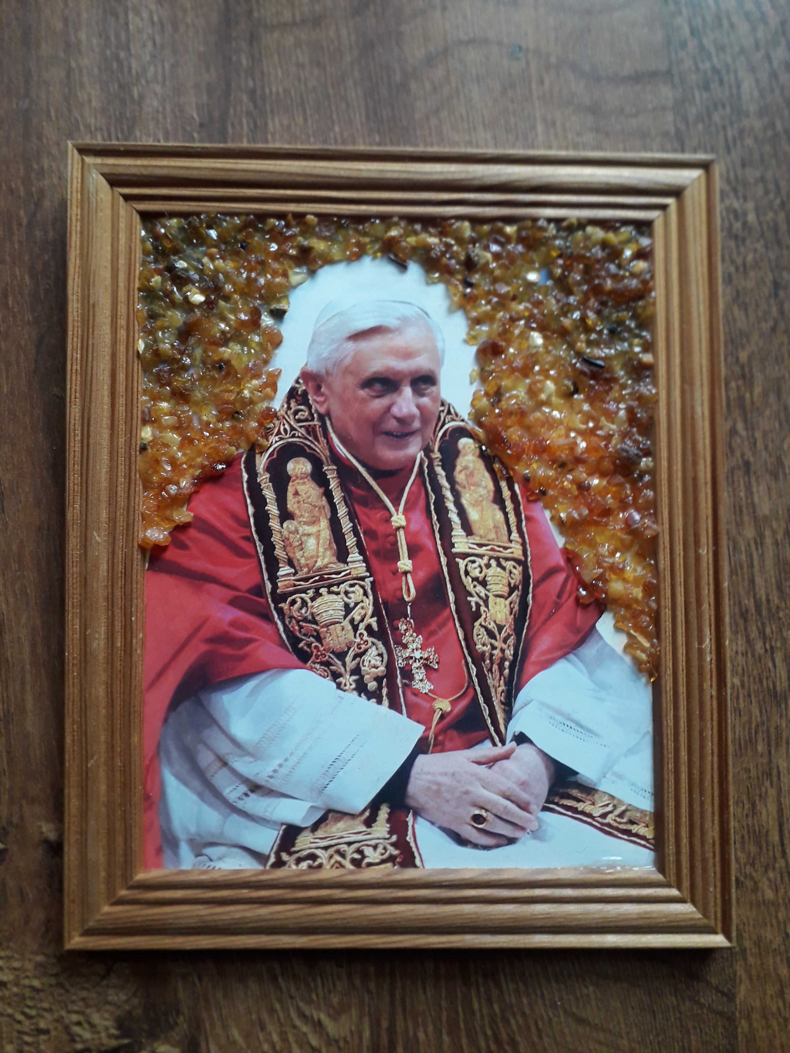 Obraz Papieża Bendykta XVI z bursztynem