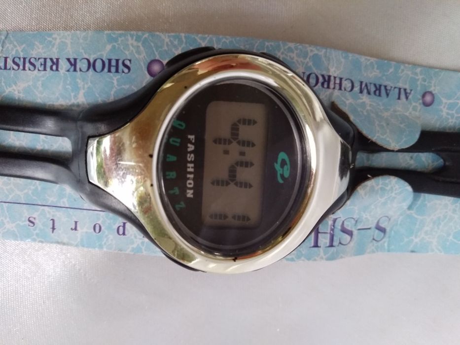 Часы электронные ,увеличенный ЖКИ индикатор