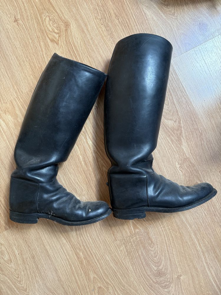 Capacete e botas montar o cavalo
