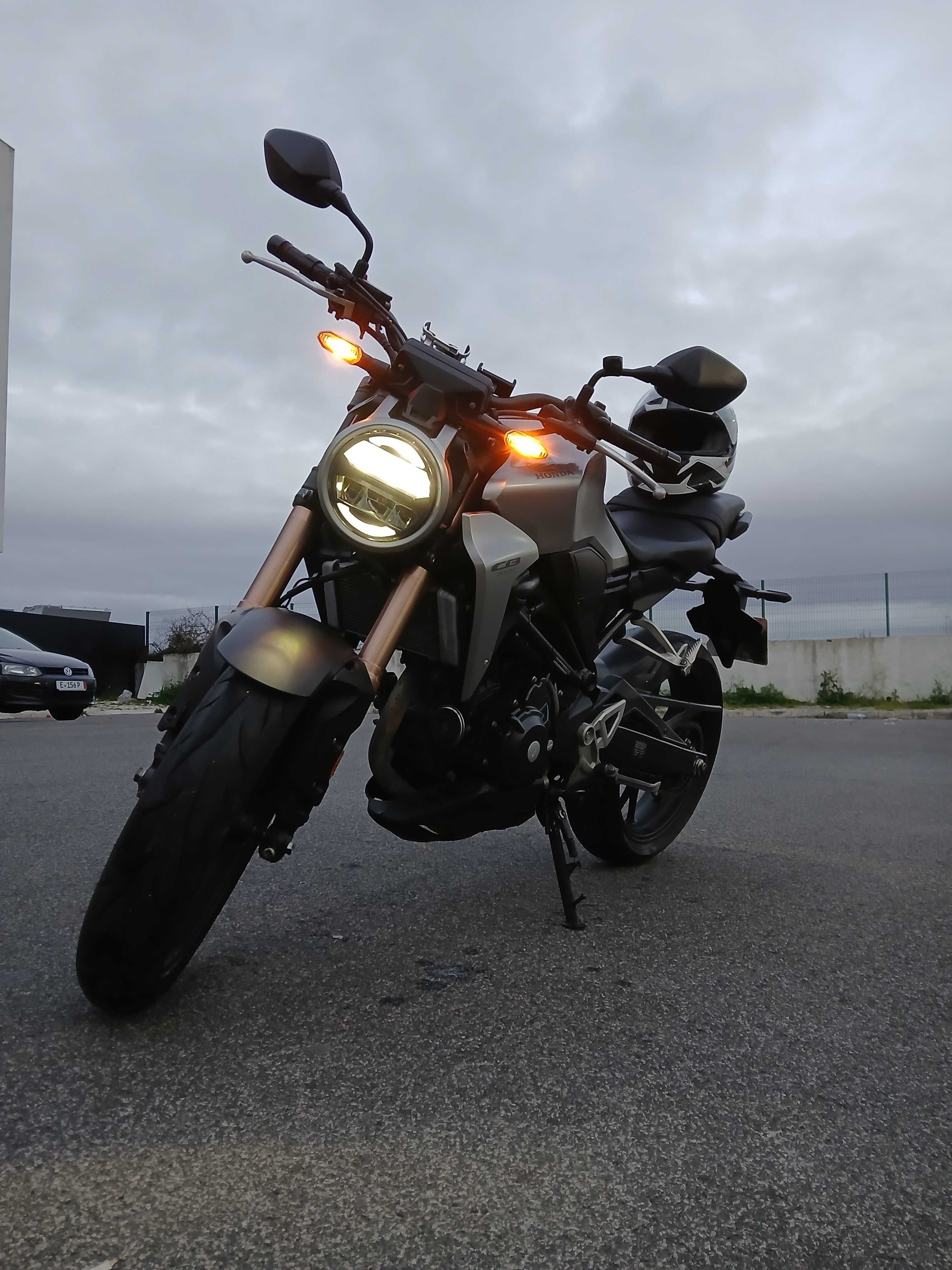 Moto CB300R Neo Ano 2019 + 26K