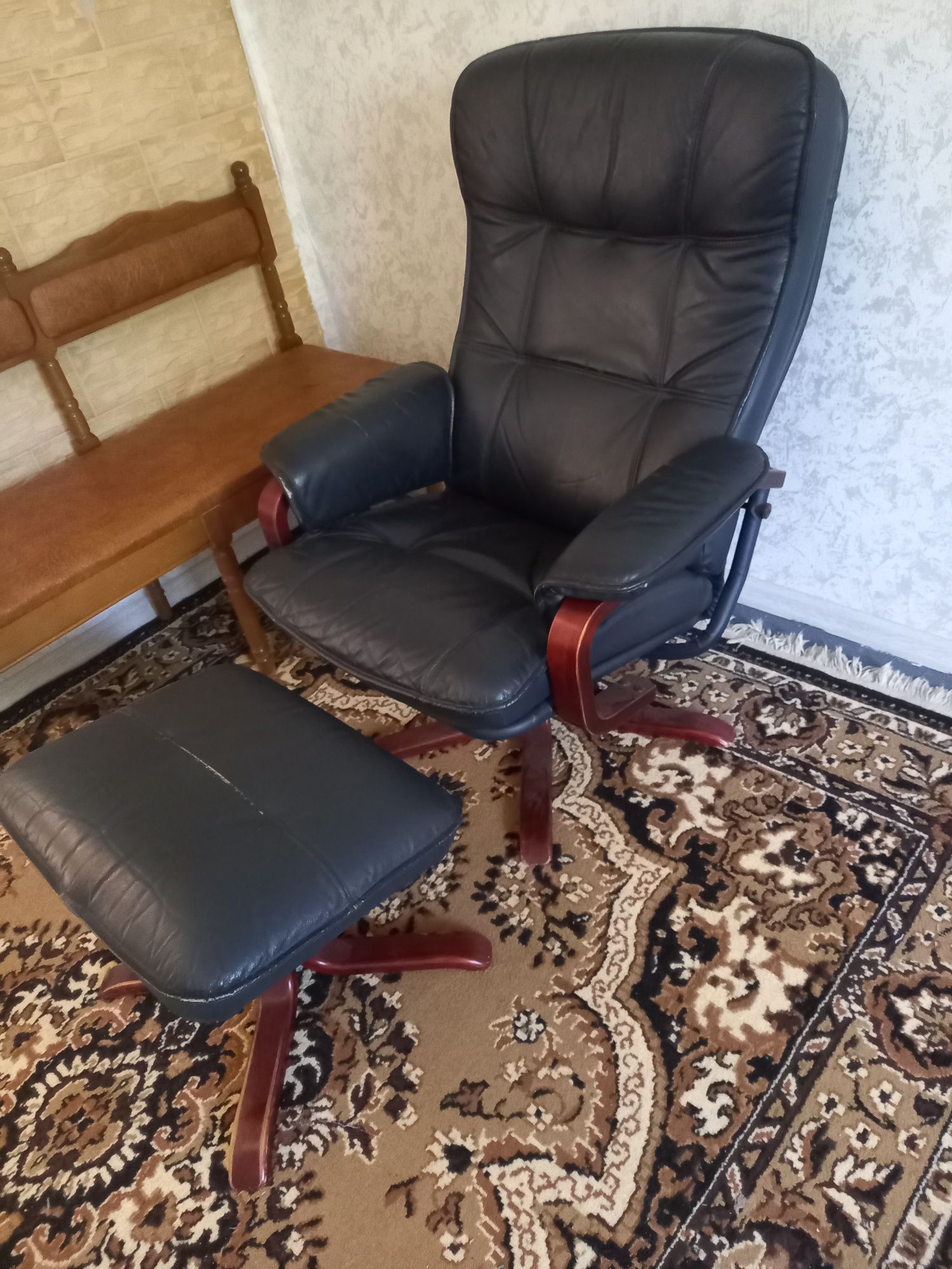 Крісло шкіряне офісне
