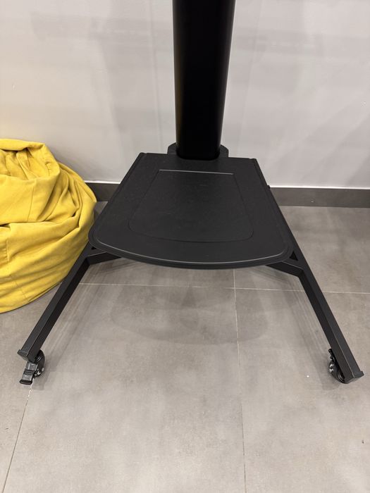 Stojak ma tablice multimedialna