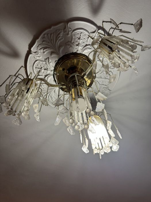 Люстра в кімнату