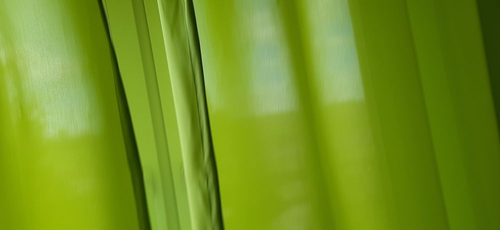 Dwie zasłony w kolorze limonka.