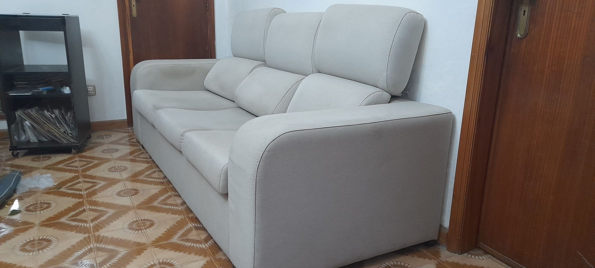 Conjunto de 2 sofás de sala, 3 e 2 lugares, em tecido beige