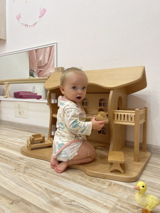 деревʼяний великий ляльковий будинок