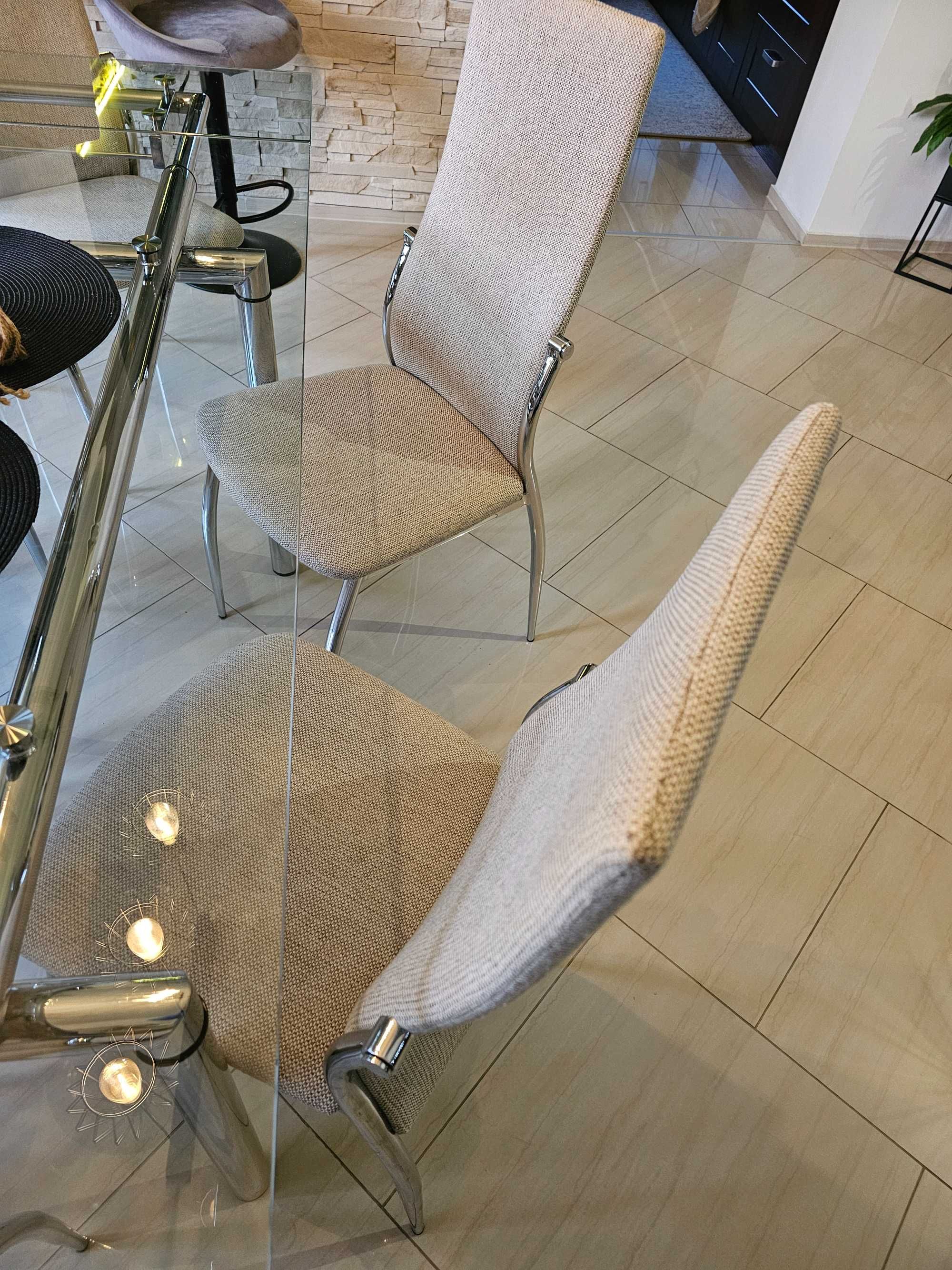 Szklany stół z krzesłami