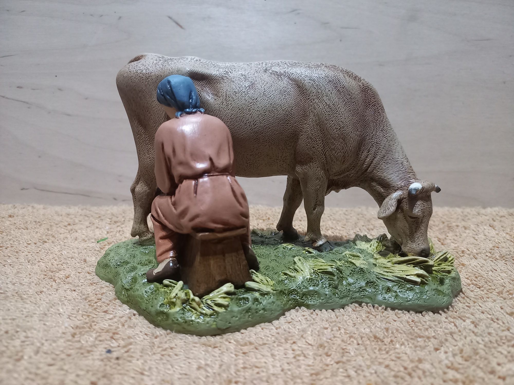 Figurka krowa z gospodynią