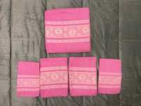 Conjunto de banho cor de rosa com detalhes de flores